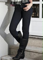 calça modelo skinny em jeans preta