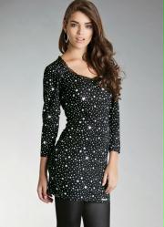 vestido preto com estampa de estrelas